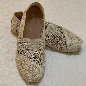 TOMS Women's Light Beige Cream Crochet Flats Sz 8 Slip-on Loafers Flowers